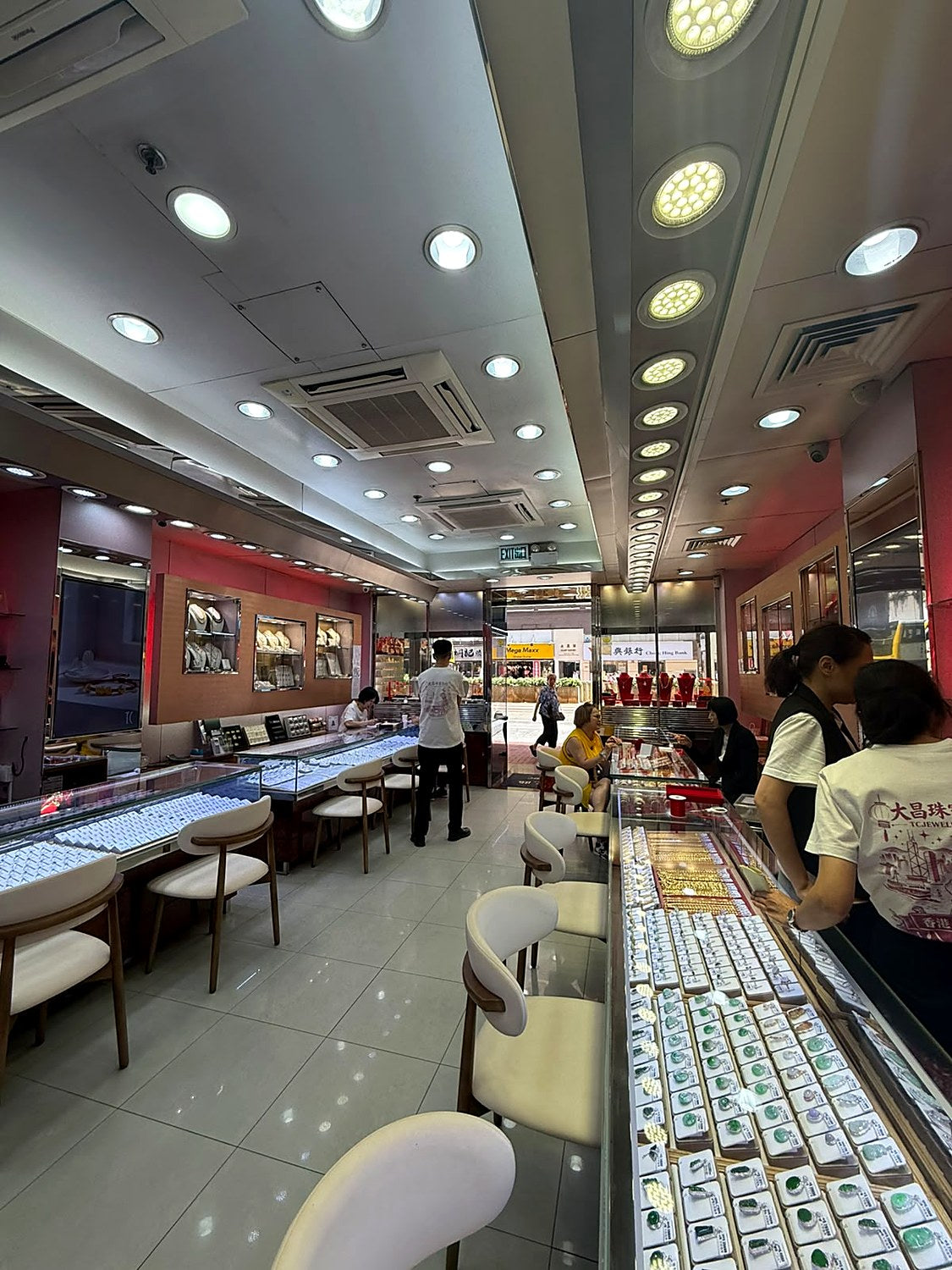 大昌珠寶金行北角店金價牌，顯示999.9飾金每兩買入賣出價及金鏈櫃枱